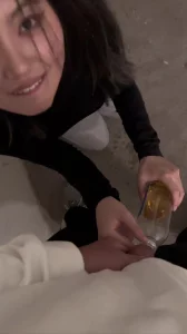 贱人操逼之前主动喝尿提神醒脑一个劲的要求给她射脸上