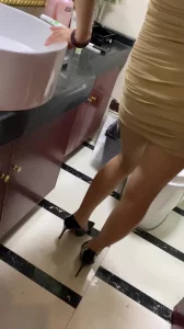 插过的鸡鸡放嘴里品尝着自己的味道